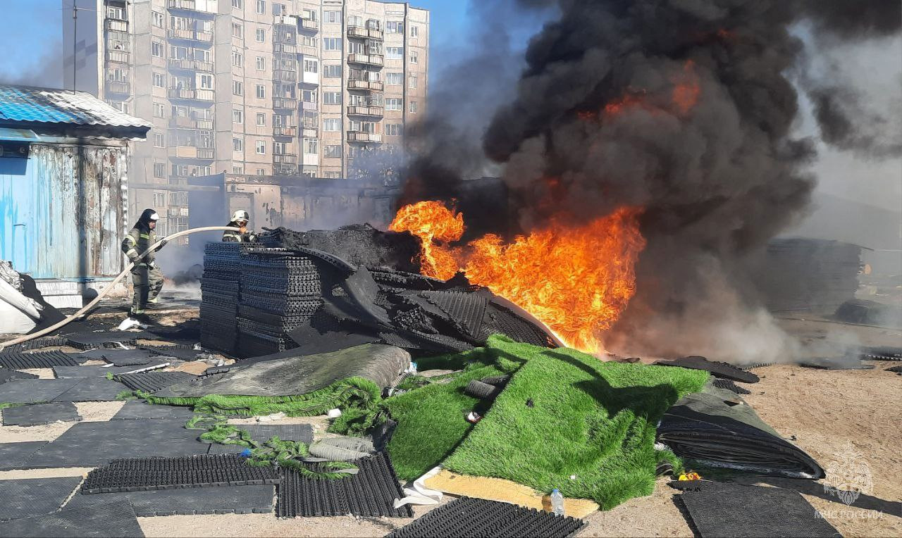 Подросток надышался угарным газом во время пожара на стадионе в  Снежногорске | 22.06.2023 | Мурманск - БезФормата