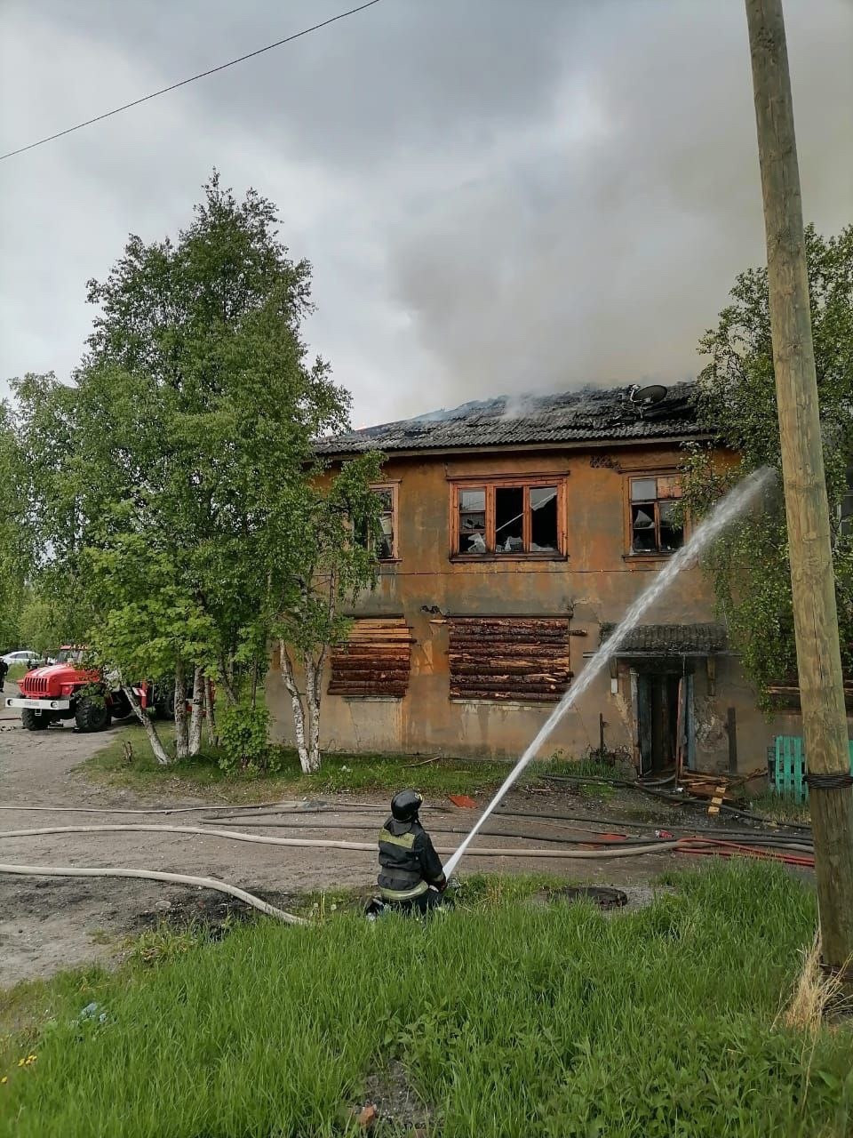 Заброшенный дом три часа тушили в Кандалакше | 08.06.2023 | Мурманск -  БезФормата