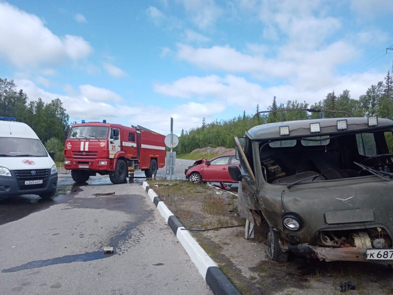 Три человека пострадали в результате ДТП на автоподъезде к аэропорту  Мурманска | Информационное агентство «Би-порт»