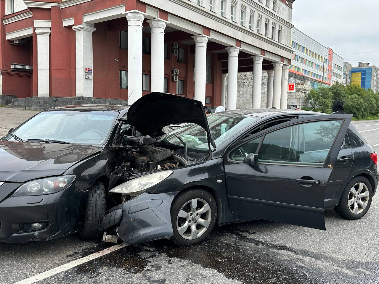 Peugeot получил сильные повреждения при столкновении с Mazda в Мурманске |  Информационное агентство «Би-порт»