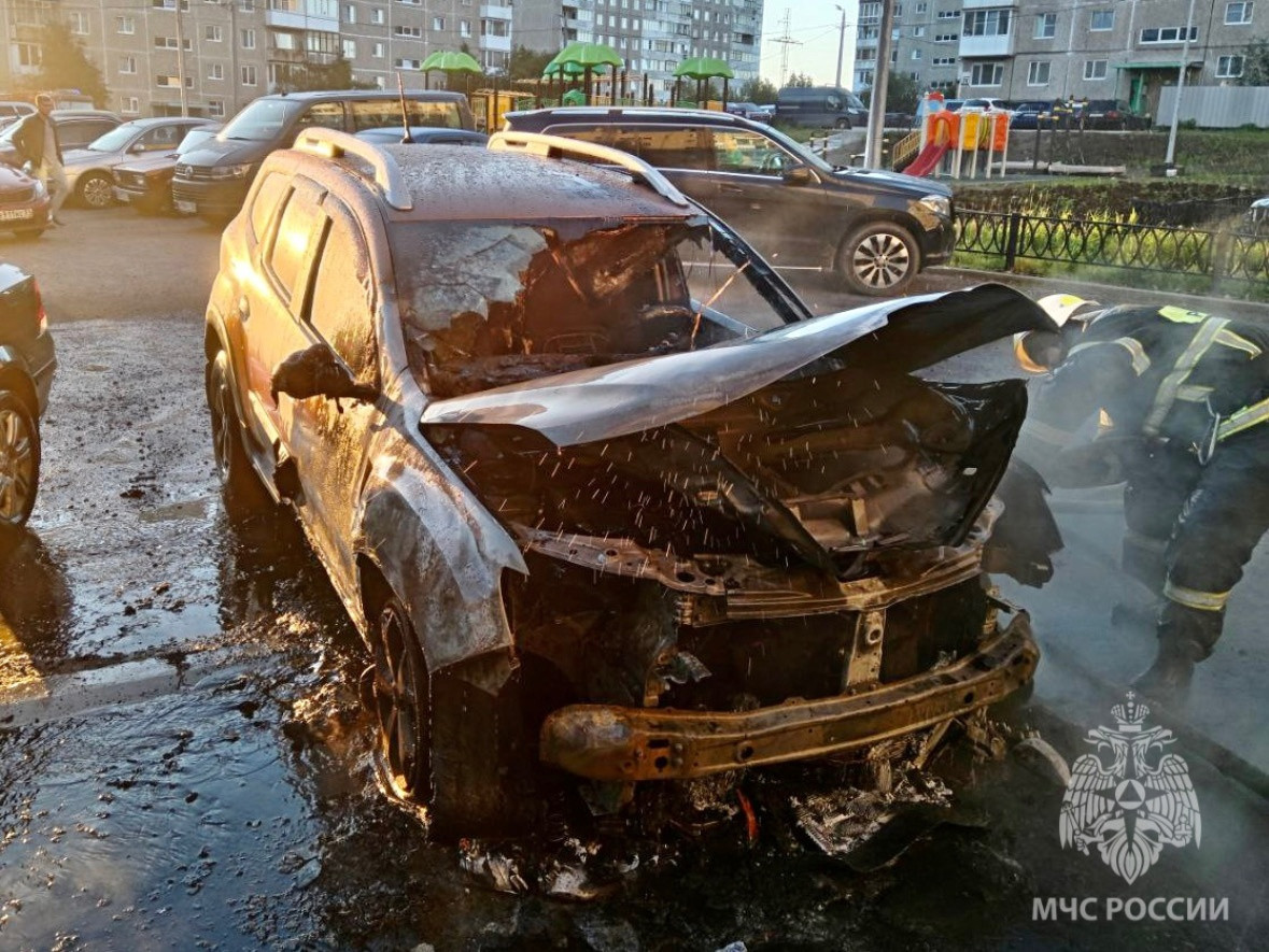 Легковой автомобиль вспыхнул ночью в Мурманске | 09.08.2023 | Мурманск -  БезФормата