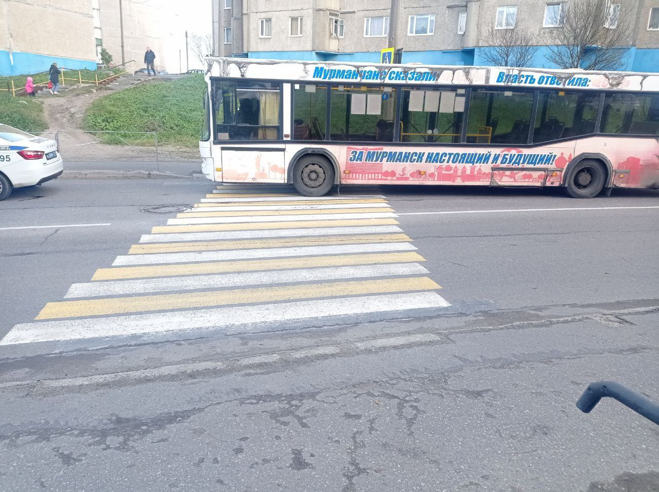 В Мурманске на Скальной водитель автобуса сбил пешехода | 06.10.2023 |  Мурманск - БезФормата