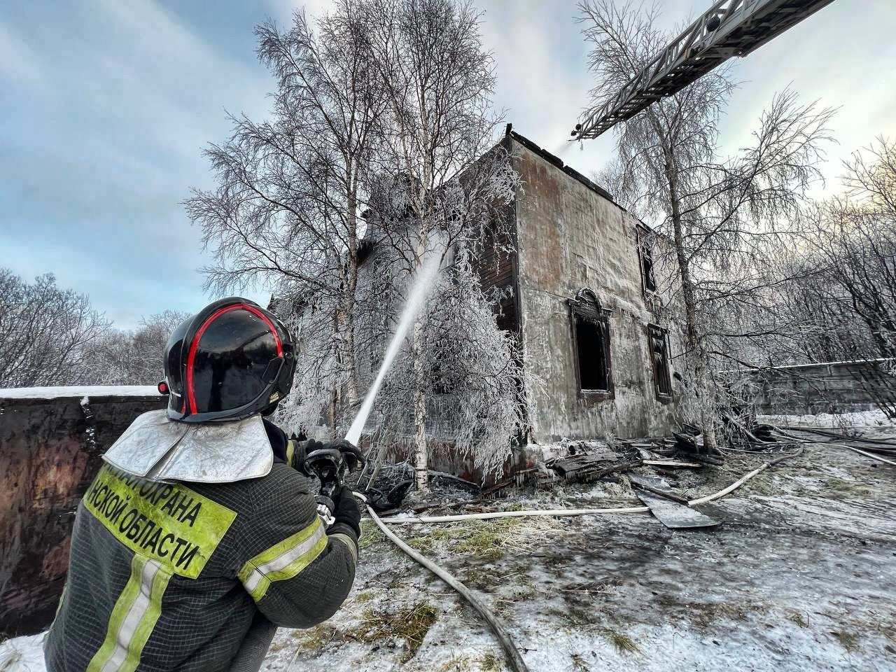 Пожар в нежилом доме на Мурманской улице тушили почти 14 часов | 30.10.2023  | Мурманск - БезФормата