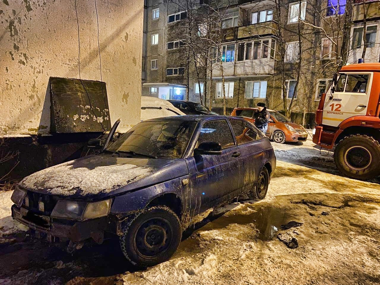 Автомобиль сгорел во дворе на улице Баумана в Мурманске | Информационное  агентство «Би-порт»