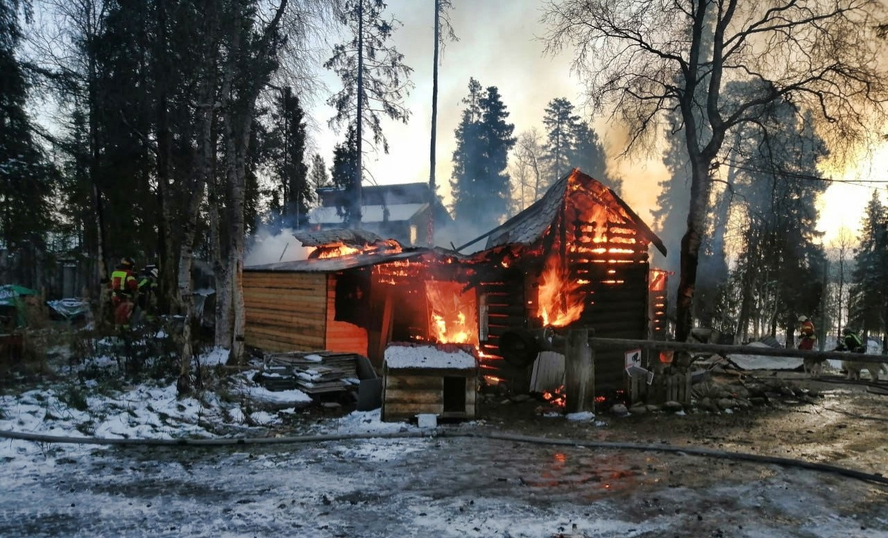 На базе отдыха в районе Апатитов горел деревянный дом | Информационное  агентство «Би-порт»