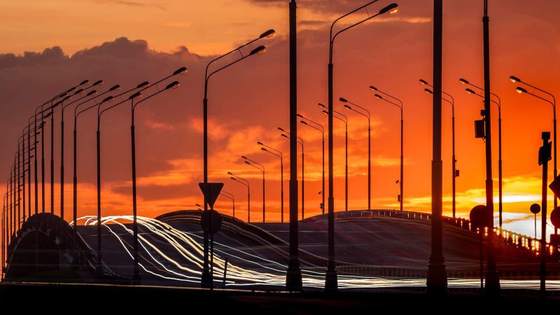 высота фонарного столба у дороги. тень от столба. столб высотой 9м отбрасывает тень длиной 2м. задачу на практическое применение подобия треугольников с решением. 9.