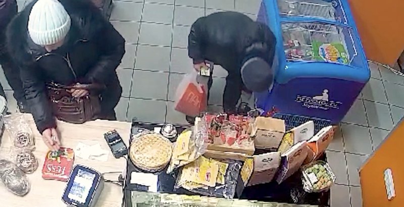 сумка-кошелек. кошелек с деньгами. портмоне с деньгами. кошелек с деньгами. кошелек деньги украла.