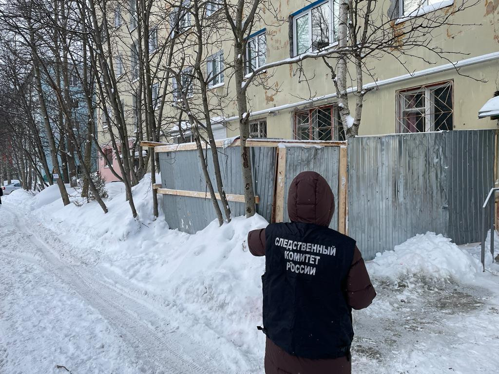 По факту падения мужчины с крыши в Кандалакше возбуждено уголовное дело |  Информационное агентство «Би-порт»