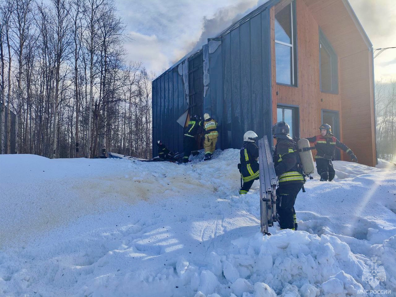 Девять огнеборцев три часа тушили деревянный дом в Апатитах | 05.03.2024 |  Мурманск - БезФормата