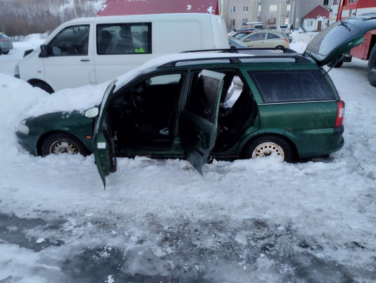 Пять огнеборцев потушили возгорание в автомобиле в Молочном |  Информационное агентство «Би-порт»