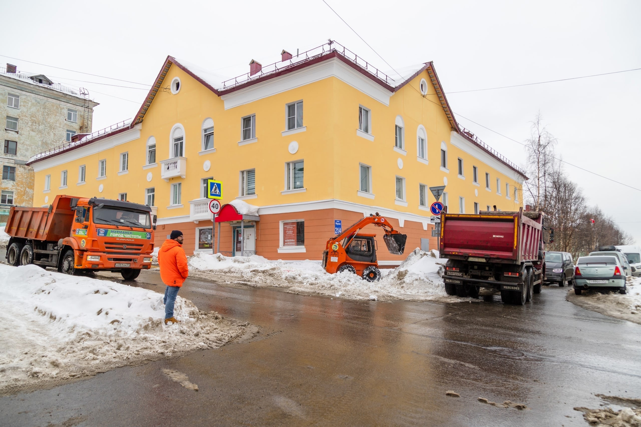 За минувшие сутки на дорогах Мурманска использовано почти 180 тонн  пескосоляной смеси | Информационное агентство «Би-порт»