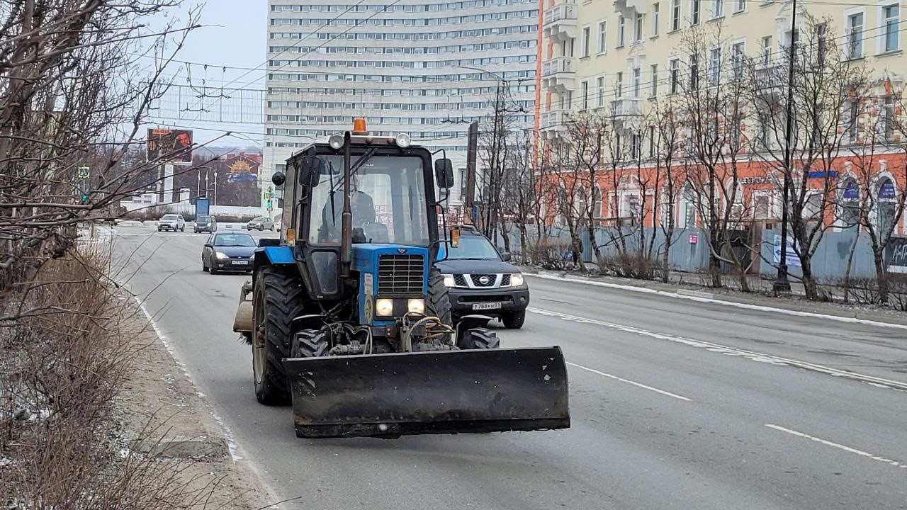 За сутки дорожники вывезли с нескольких улиц Мурманска 88 кубометров смета  | Информационное агентство «Би-порт»