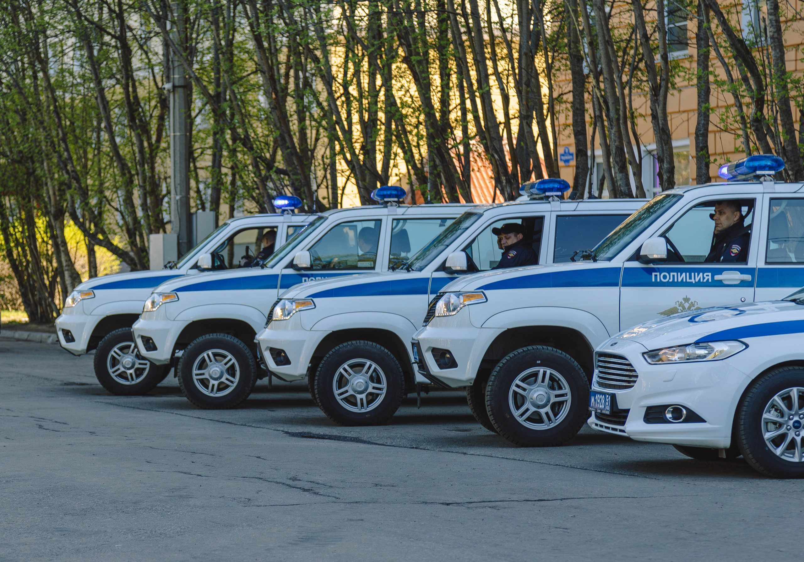 Показательный гарнизонный развод нарядов полиции прошел в центре Мурманска  | 06.06.2024 | Мурманск - БезФормата