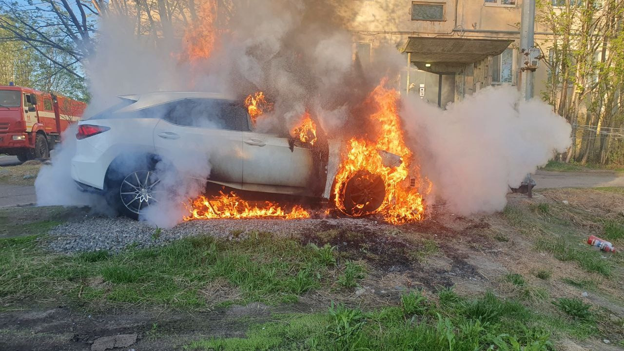 Ночью в Мурманске на Александрова горел автомобиль | 07.06.2024 | Мурманск  - БезФормата