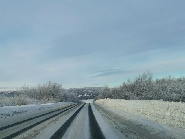Зимняя пустынная дорога в Мурманской области.