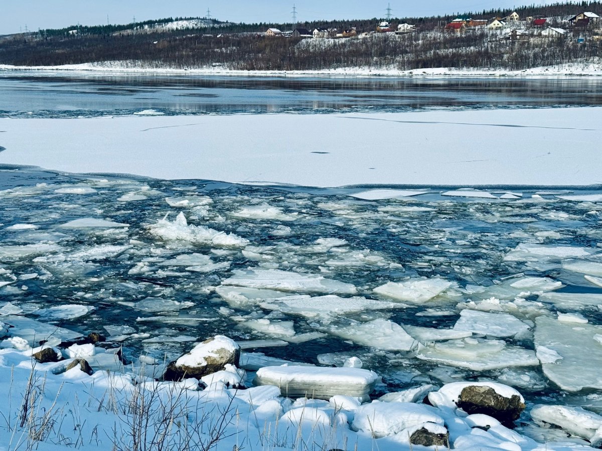 Лёд на реке Тулома зимой