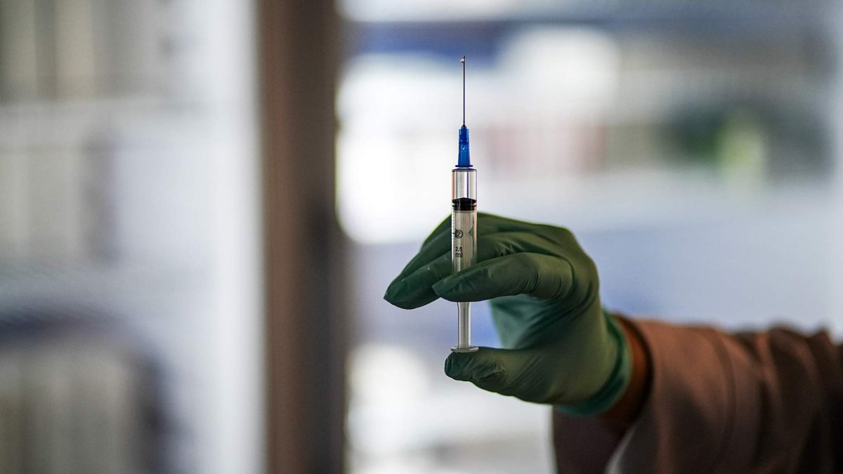 Шприц с лекарством в руке.