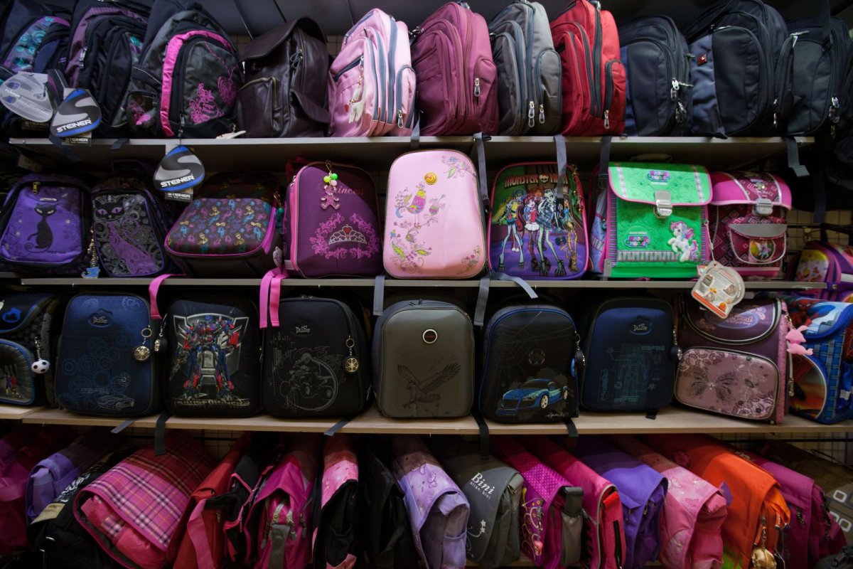 Школьные рюкзаки в детском торговом центре