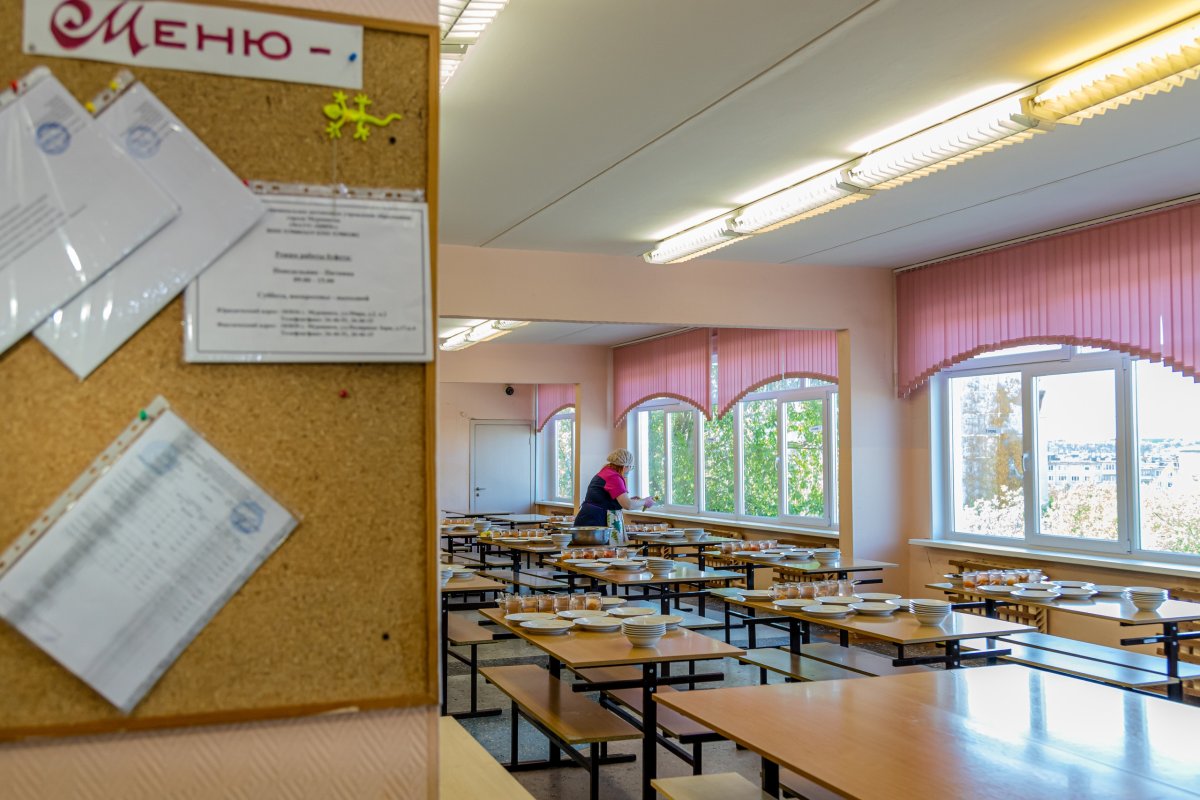 Школьная столовая в городе Мурманске.