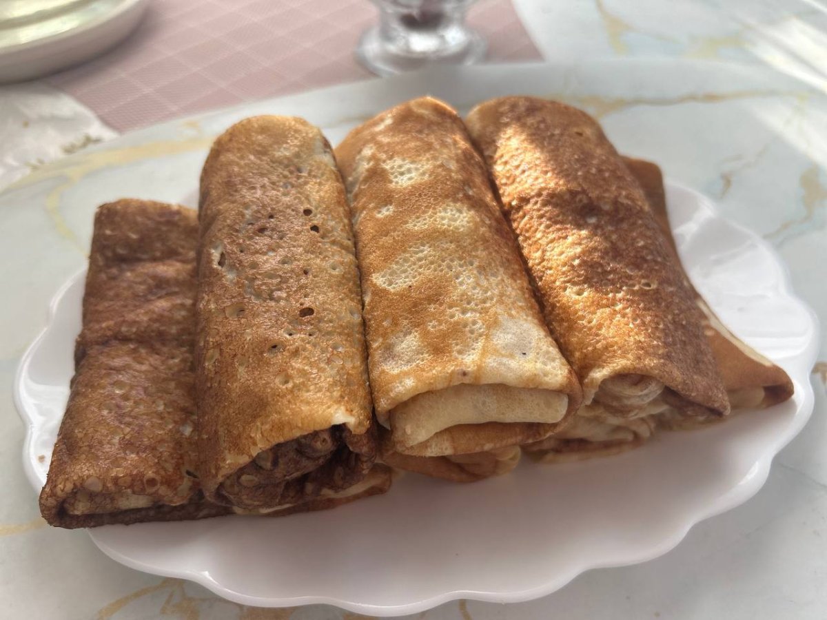 Блины на белой тарелке