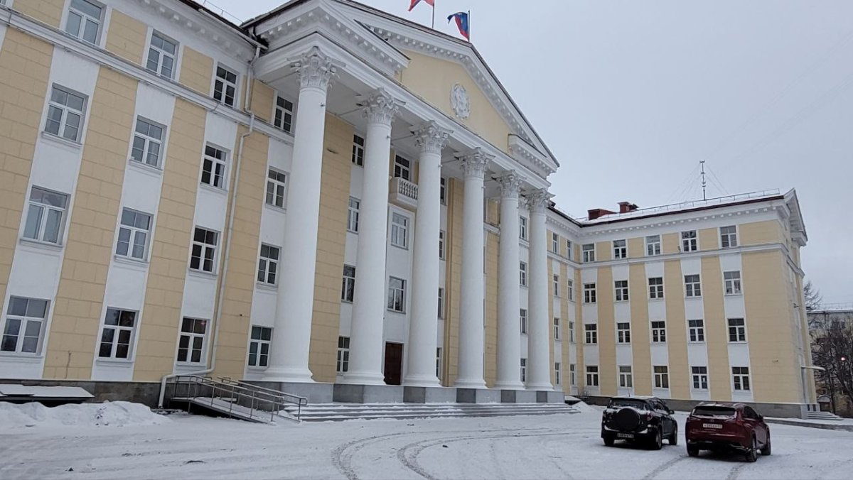 Здание Мурманской областной думы зимой.
