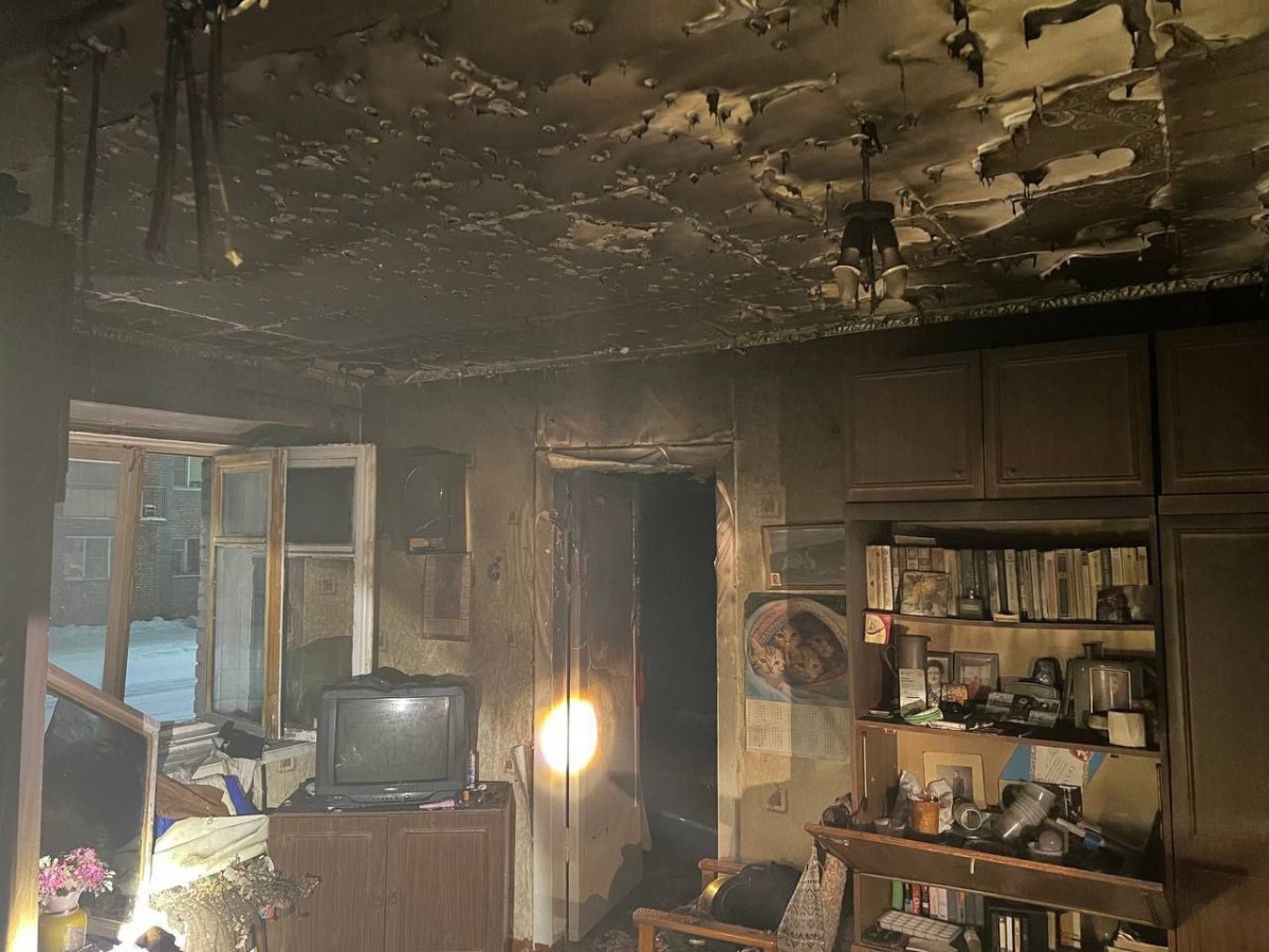 Обгоревшая после пожара комната в квартире дома в Оленегорске.