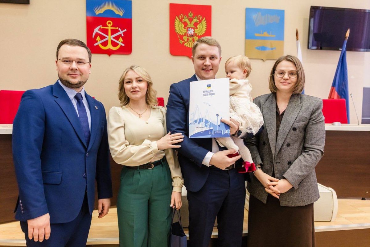 Глава Мурманска Иван Лебедев, семья с ребенком и замгубернатора Мурманской области Ольга Вовк.