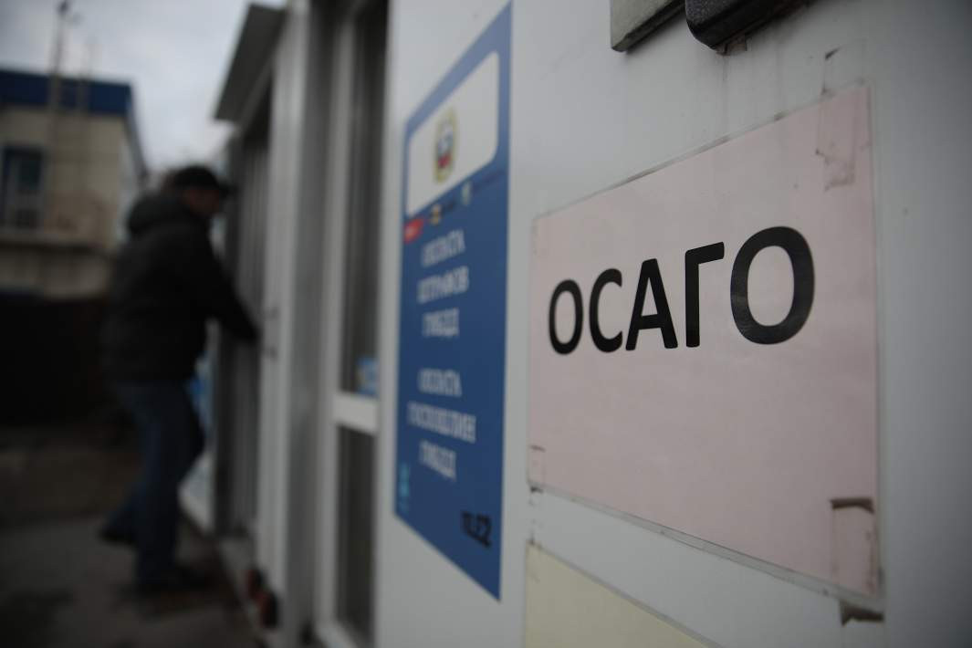 Человек заходит в офис, где оформляют ОСАГО.