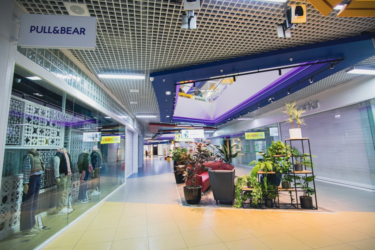 Коридор в торговом центре.