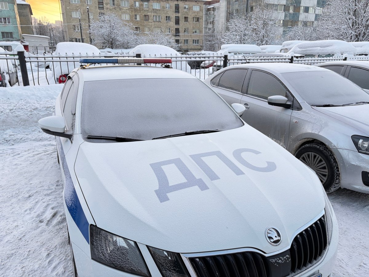 Машина ДПС стоит на парковке.