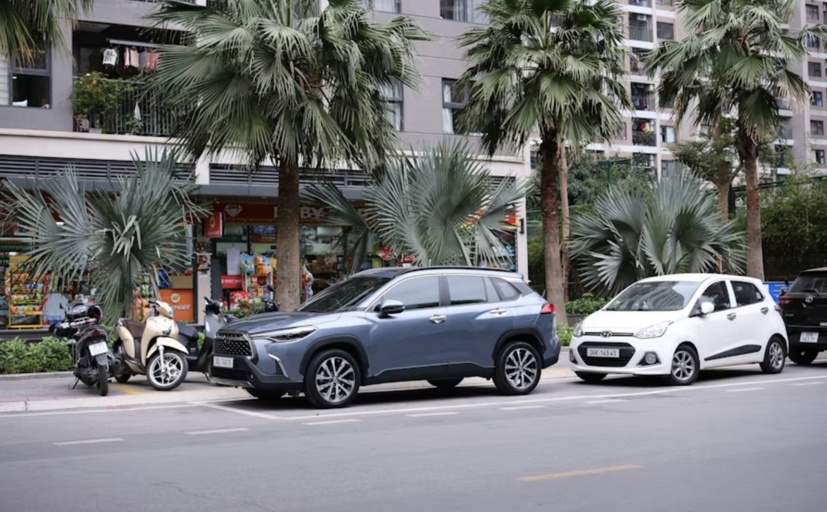 Машина припаркована на улице