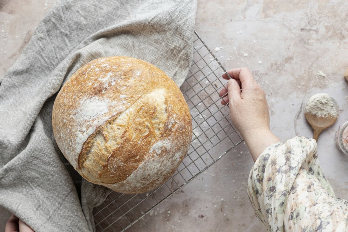 Круглый хлеб на скатерти