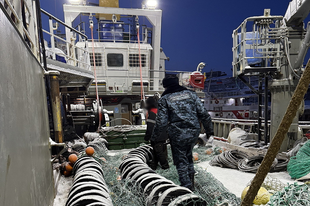 Приставы ищут должника на судне.