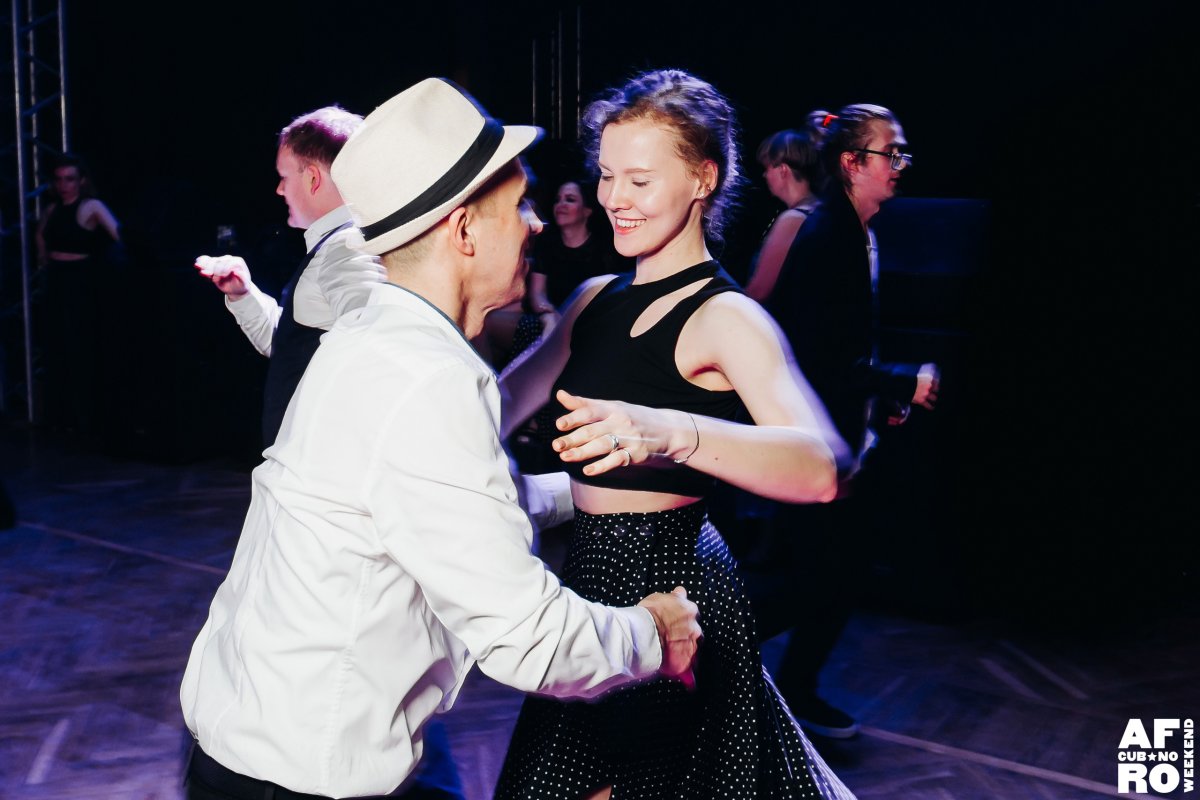 Пара танцует сальсу.