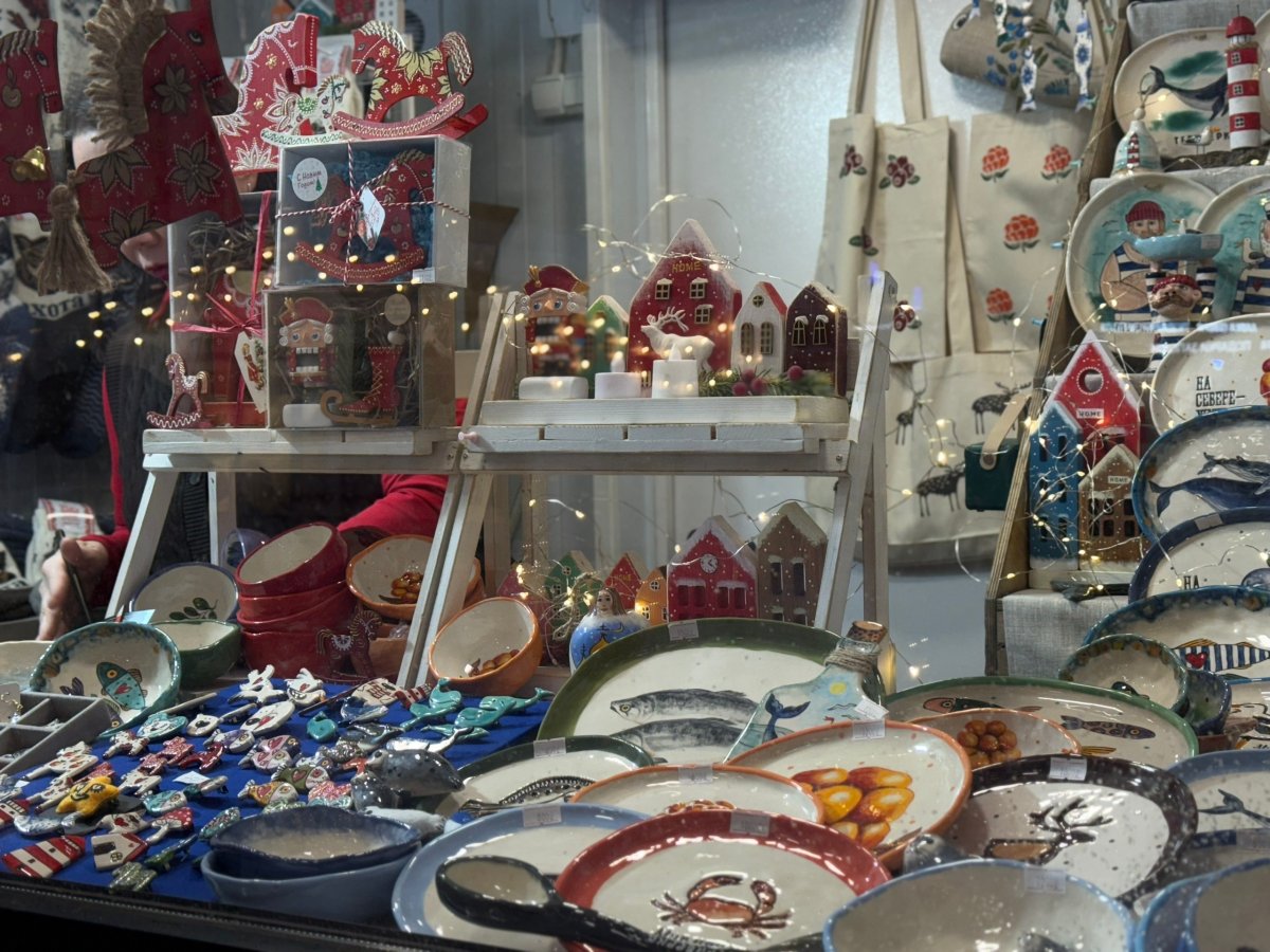 Новогодние сувениры в авторском исполнении на ярмарке в Мурманске.