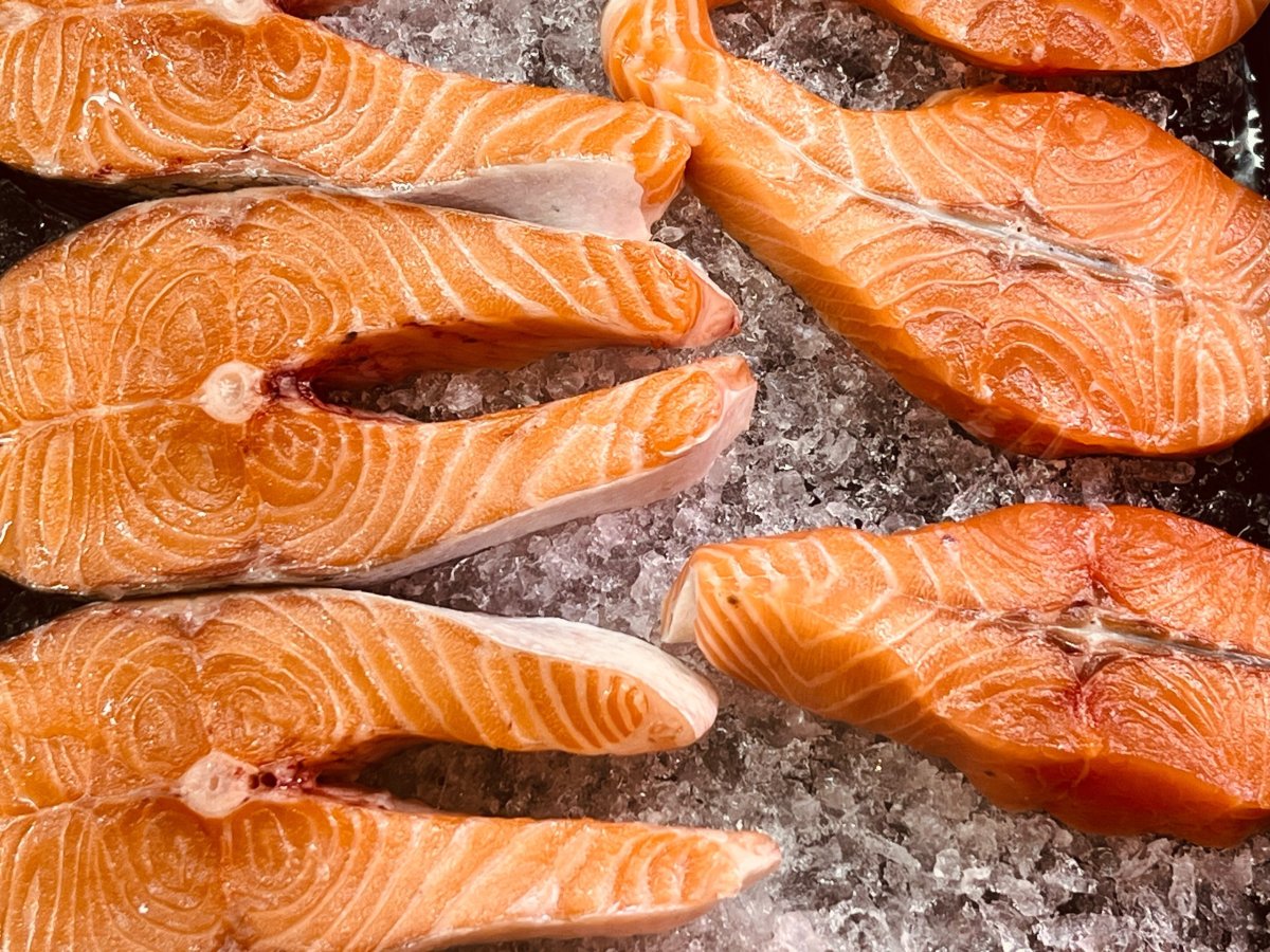 Приготовление стейков из лосося.