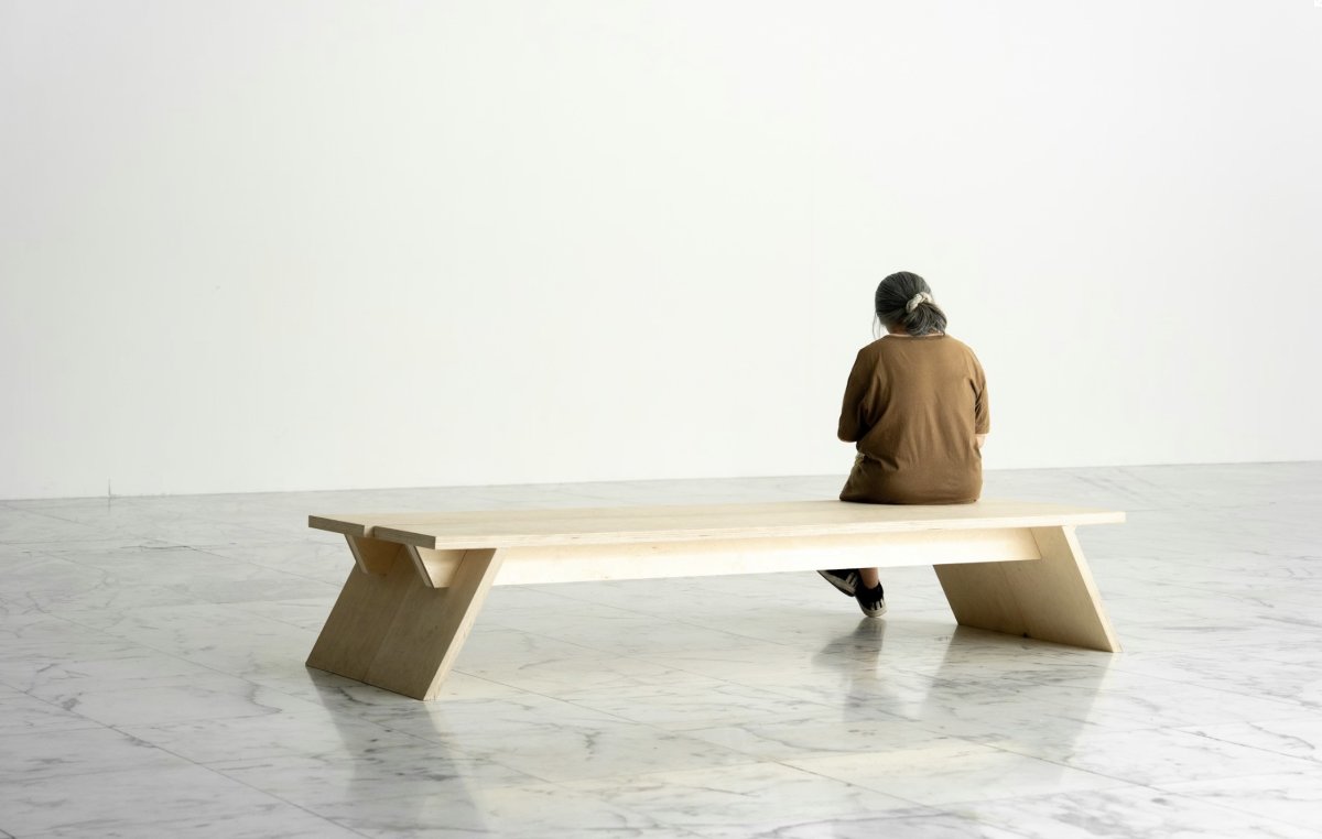 Женщина сидит на лавке