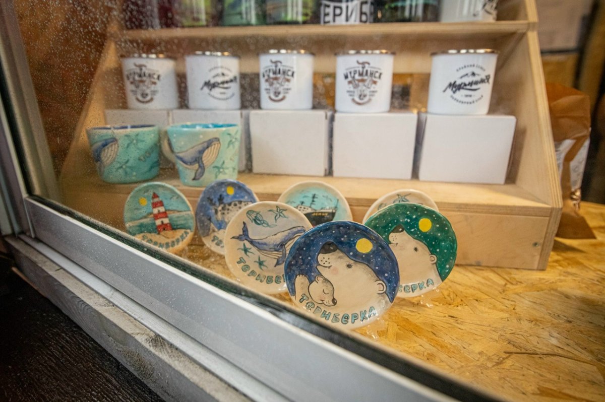 Сувенирная продукция выставлена на продажу на фестивале в Териберке.
