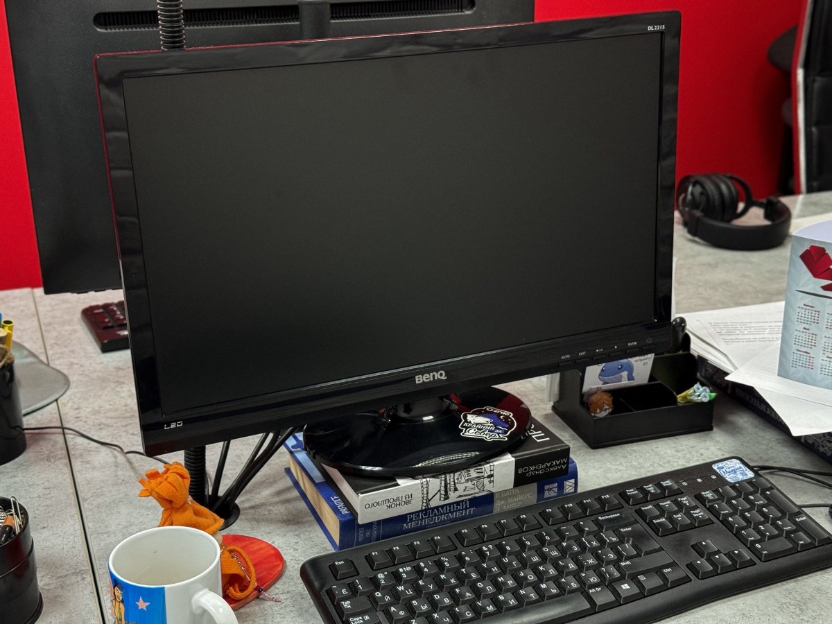 Монитор и клавиатура на столе