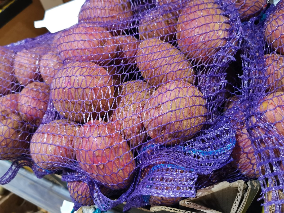 Картофель на прилавке магазина.