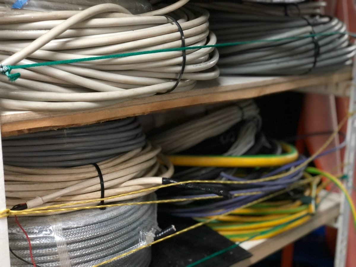 Склад проводов лежит на полке.