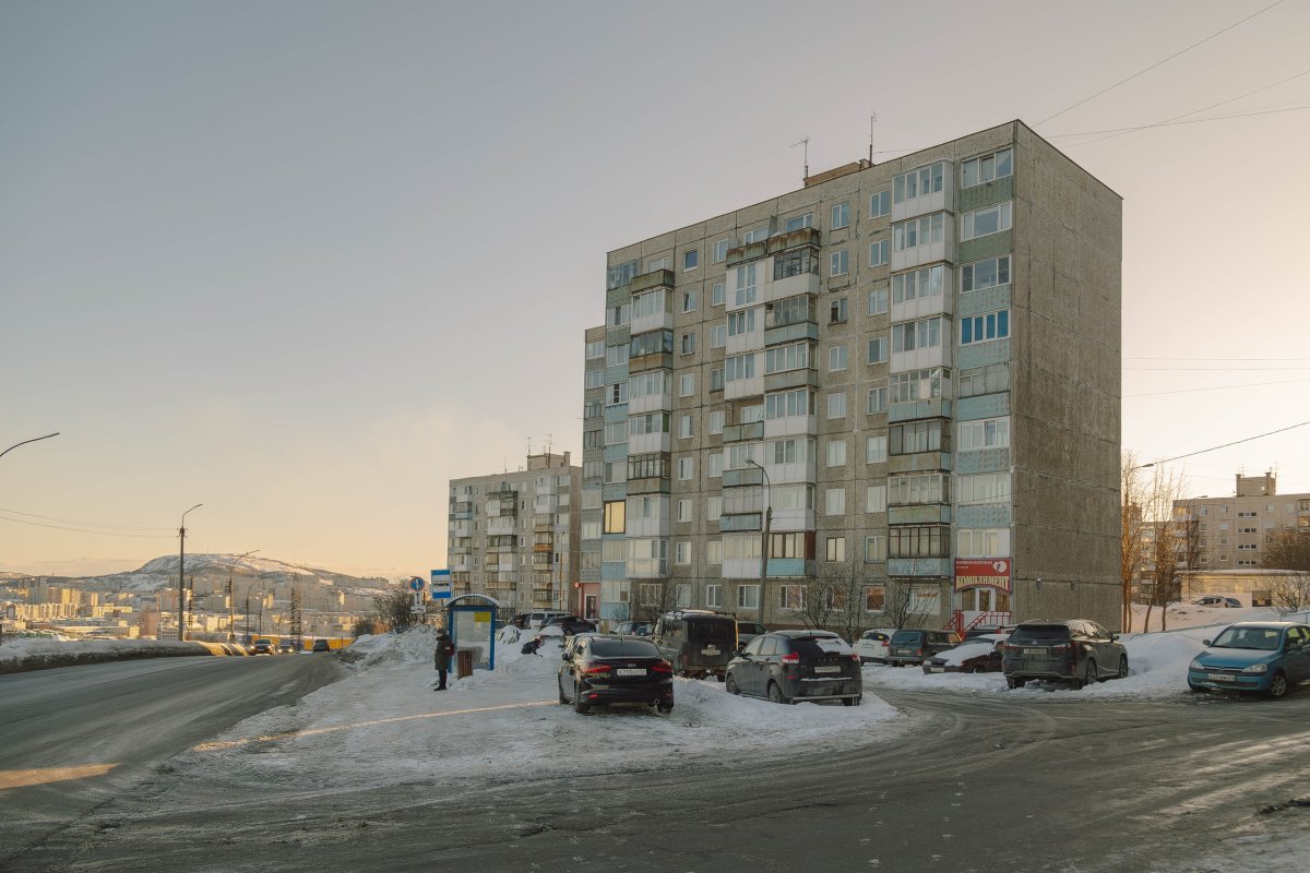 Девятиэтажный дом на перекрестке в Мурманске.