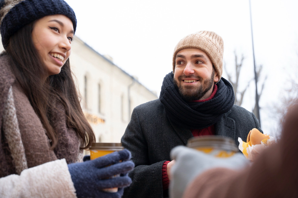 Люди в теплой одежде беседуют на улице зимой