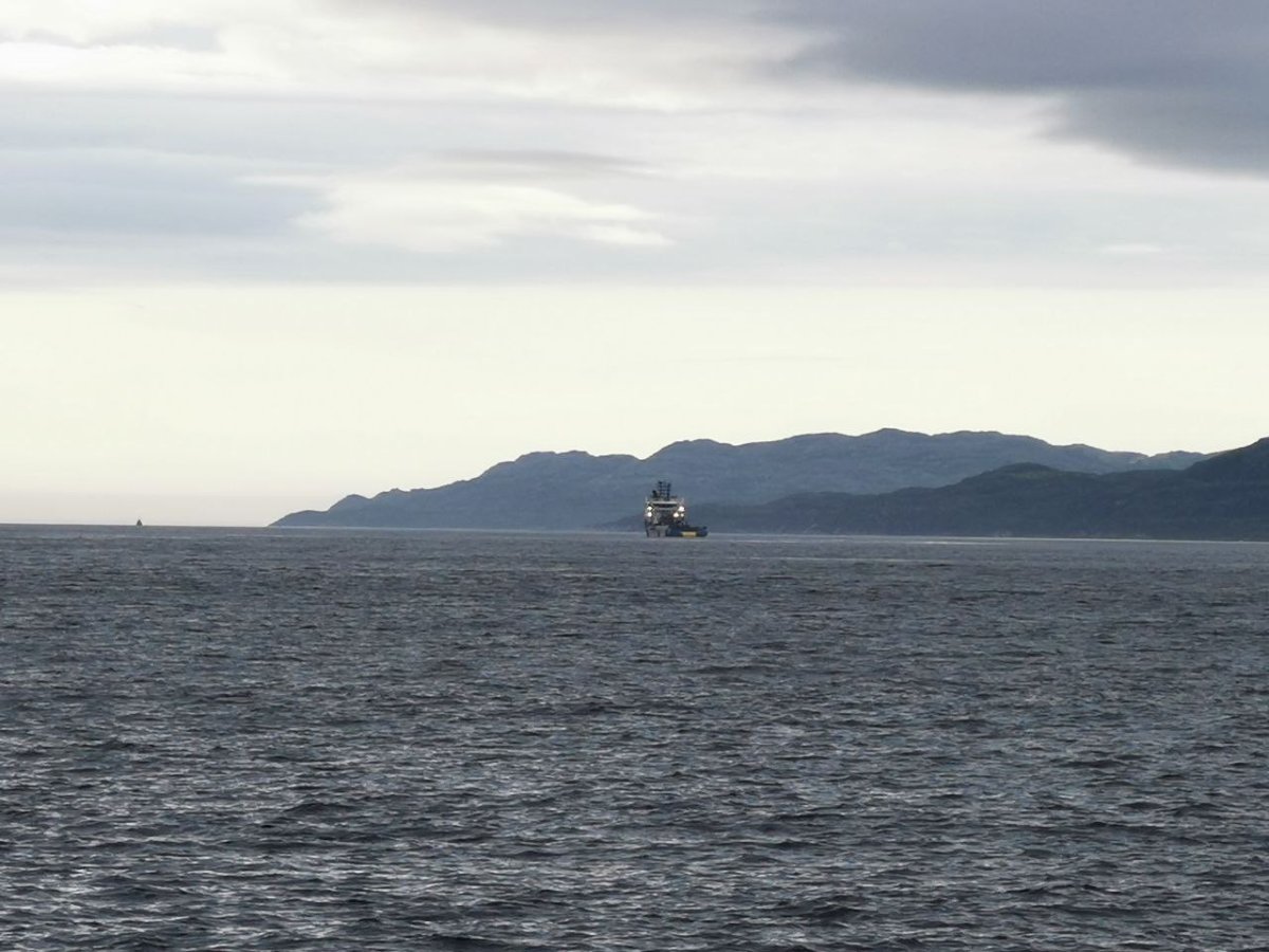 Море, вдали судно. Мурманская область.