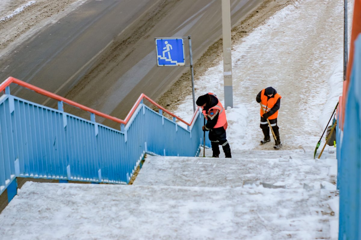 Дворники убирают снег.