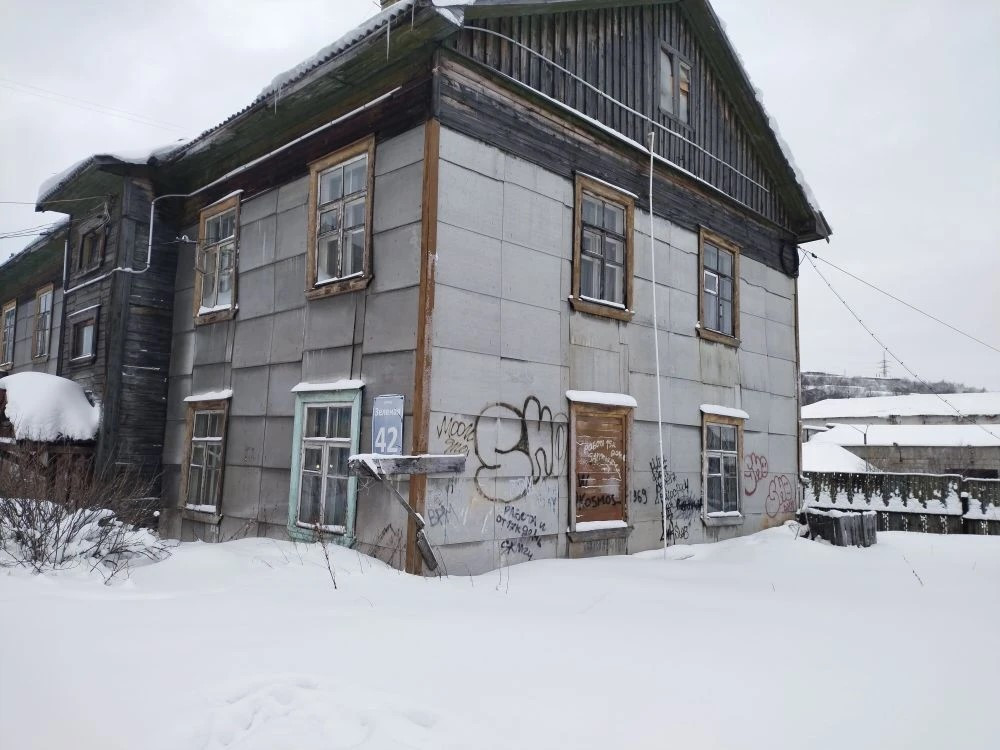 Деревянный дом на улице Зеленой, 42 в Мурманске.
