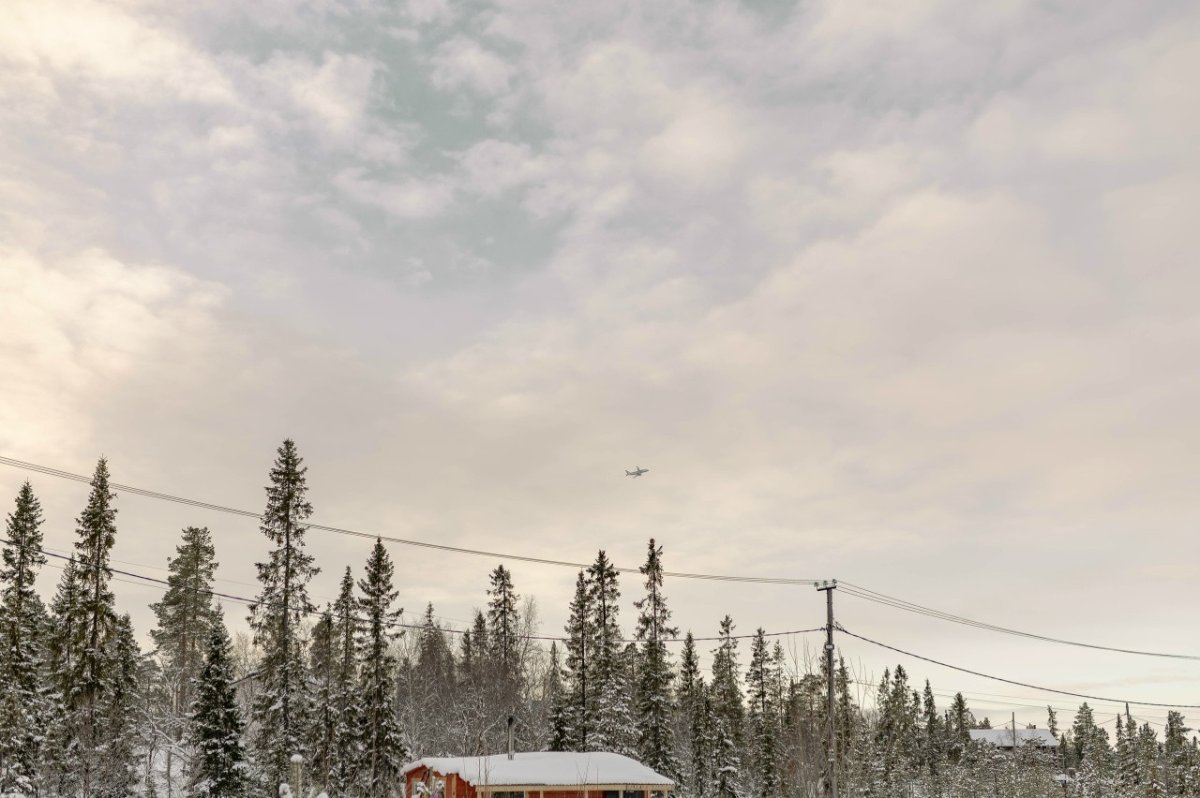 Самолёт летит.