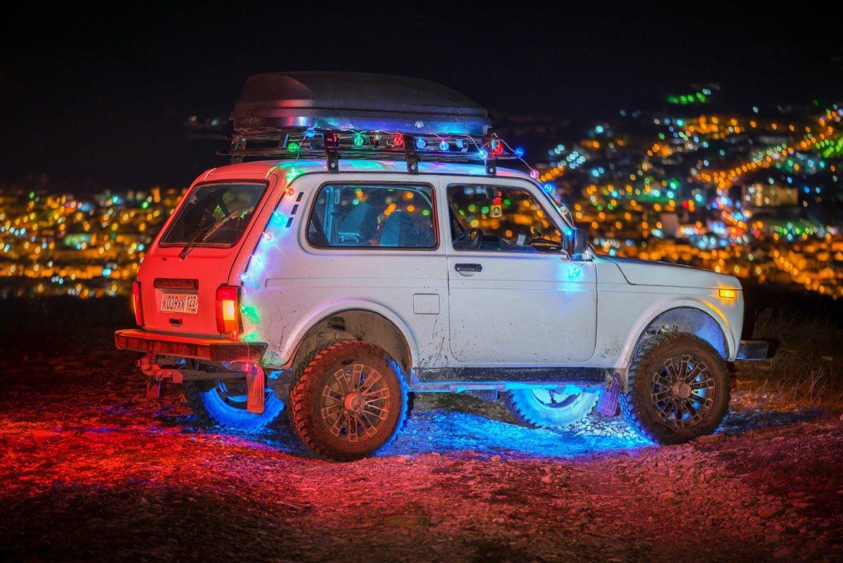 Lada Niva Legend на фоне вечернего города