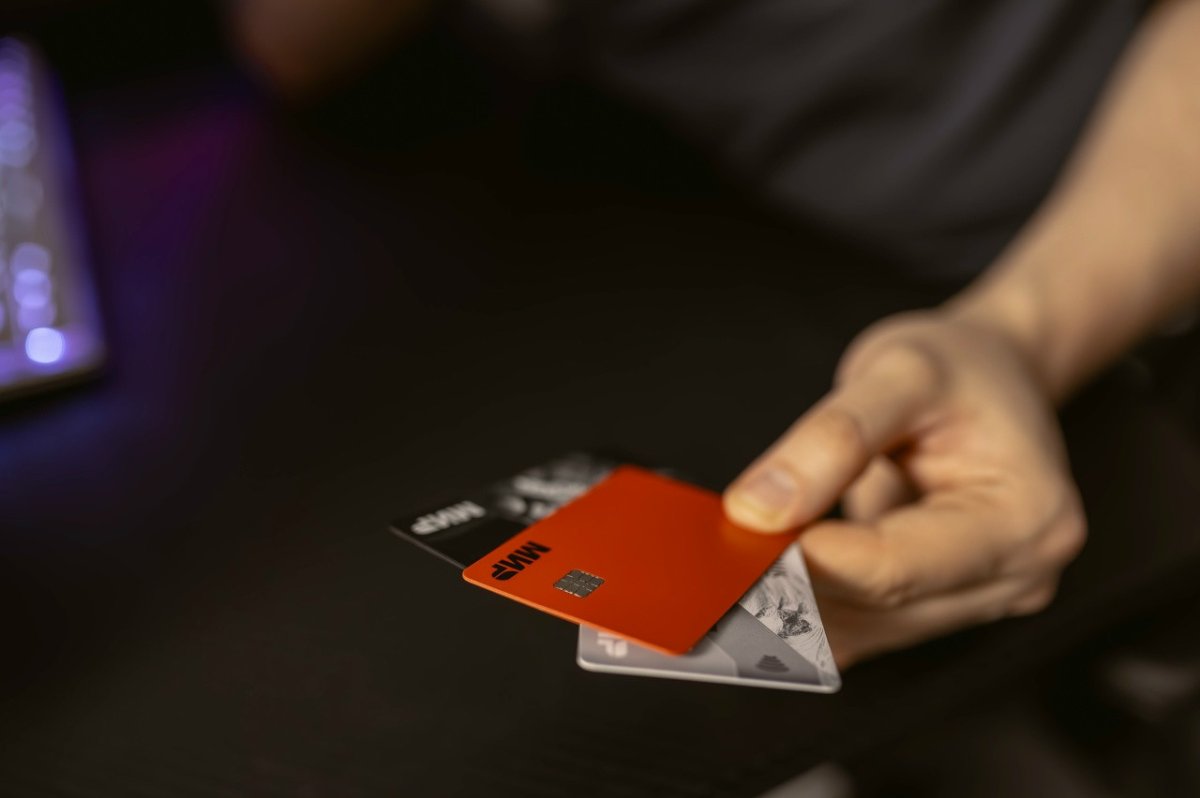 Мужчина держит банковские карты.