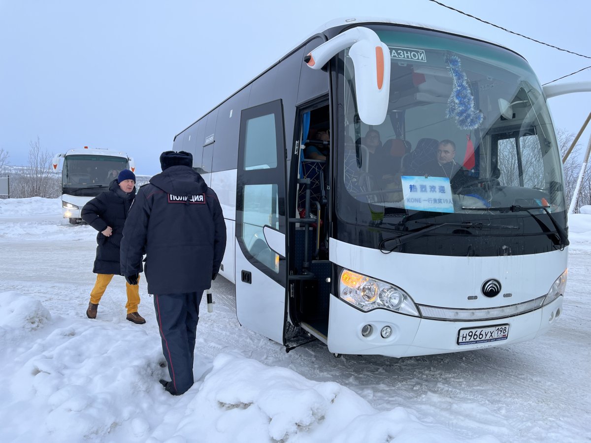 Полиция возле автобуса, который возит туристов по Мурманской области
